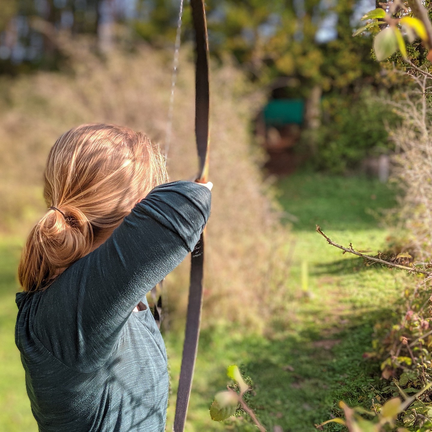 Mujer con arco dispara el horizonte