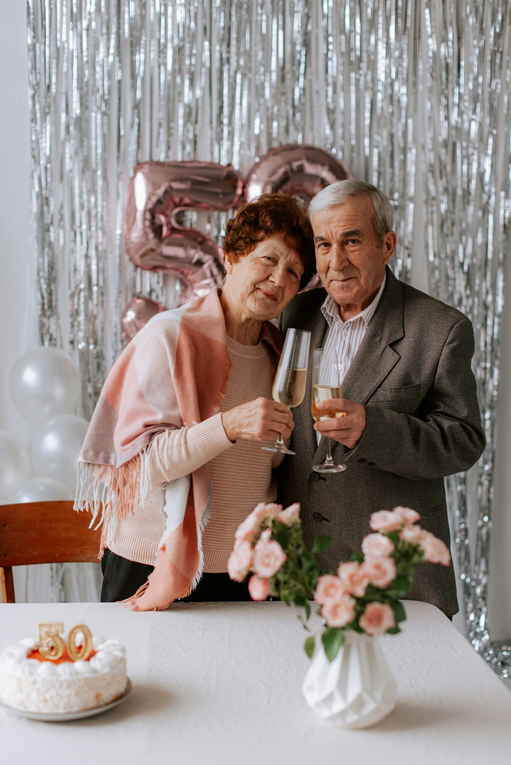 Pareja de novios abrazados