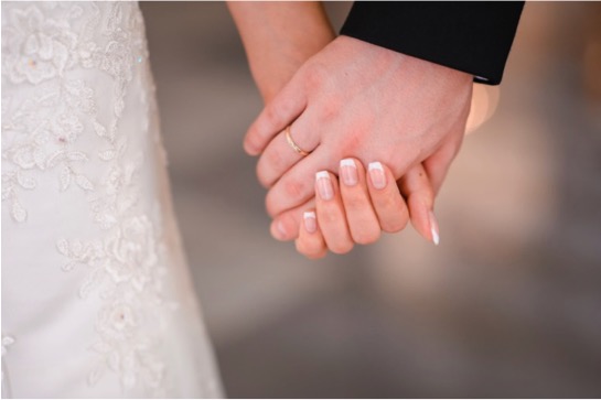 Manos de boda con alianzas