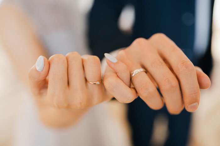 Primer plano de las manos de unos recién casados