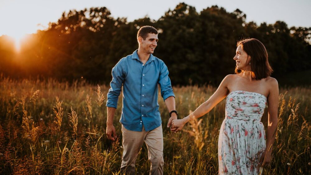 Pareja joven de novios en el campo