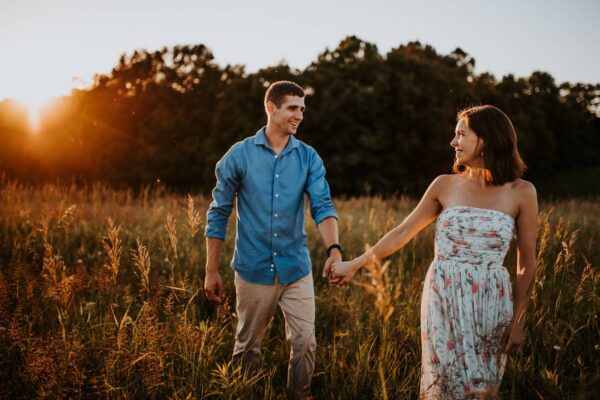 Pareja joven de novios en el campo
