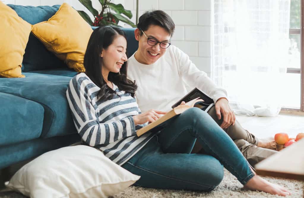 Pareja leyendo en casa