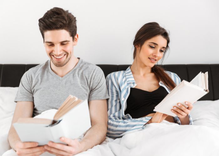 Pareja leyendo en la cama