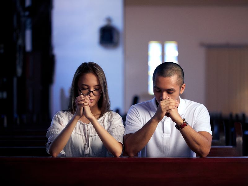 Pareja en oración