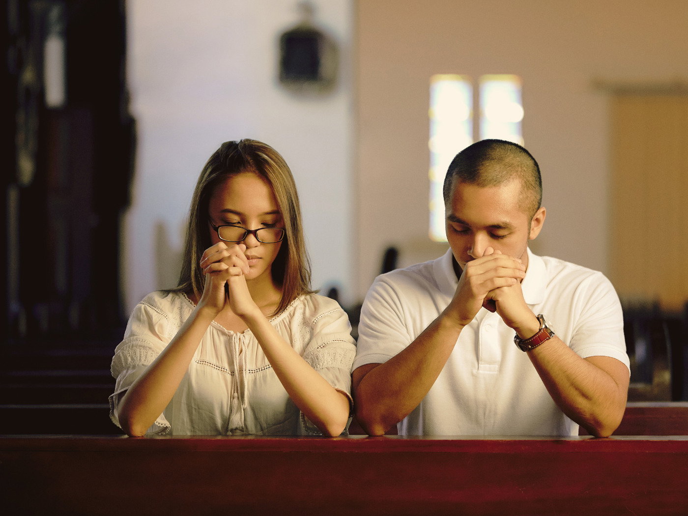 Manos unidas en oración